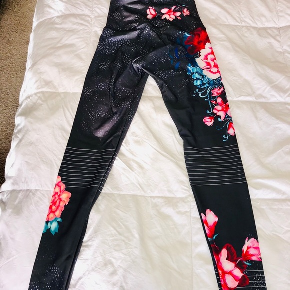 Onzie high rise floral leggings - Picture 4 of 5
